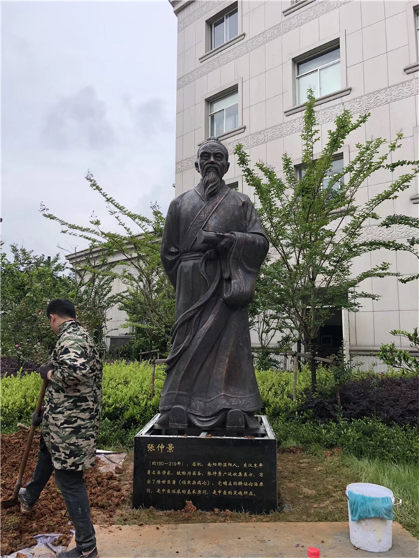 名醫張仲景雕塑.jpg 名醫張仲景雕塑.jpg