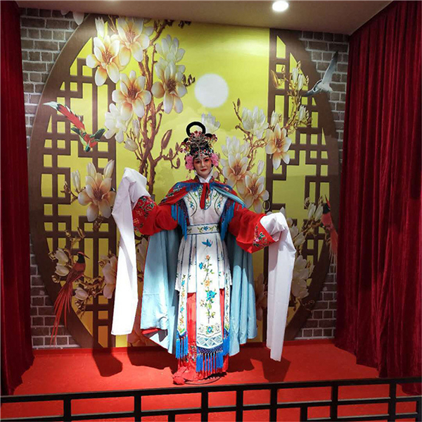 商場(chǎng)戲曲文化雕塑.jpg 商場(chǎng)戲曲文化雕塑.jpg