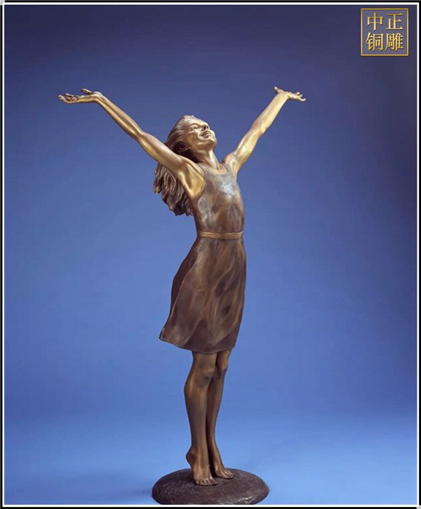 自由女孩現代人物銅雕塑廠家.jpg