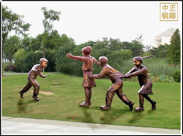 老鷹捉小雞人物銅雕塑.jpg 老鷹捉小雞人物銅雕塑.jpg