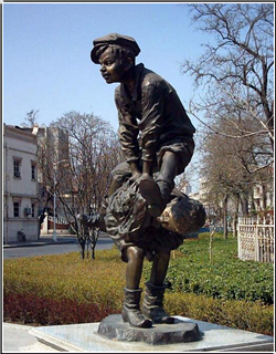 兩個小男孩跳背人物銅雕塑 兩個小男孩跳背人物銅雕塑